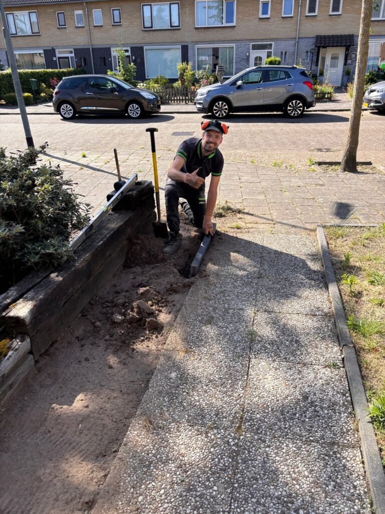 Hovenier aan het werk door Hoveniersbedrijf Excellent Tuin Onderhoud