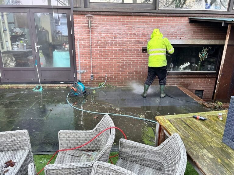 Bestrating reinigen door Hoveniersbedrijf Excellent Tuin Onderhoud