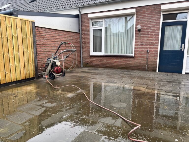 Bestrating reinigen door Hoveniersbedrijf Excellent Tuin Onderhoud
