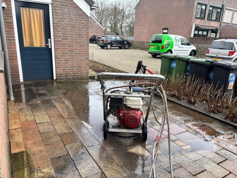 Bestrating reinigen door Hoveniersbedrijf Excellent Tuin Onderhoud