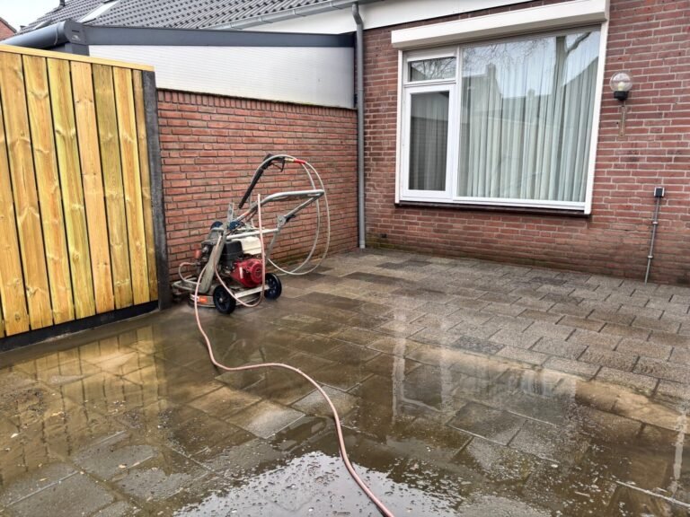 Bestrating reinigen door Hoveniersbedrijf Excellent Tuin Onderhoud