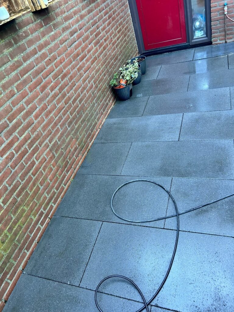 Bestrating reinigen door Hoveniersbedrijf Excellent Tuin Onderhoud