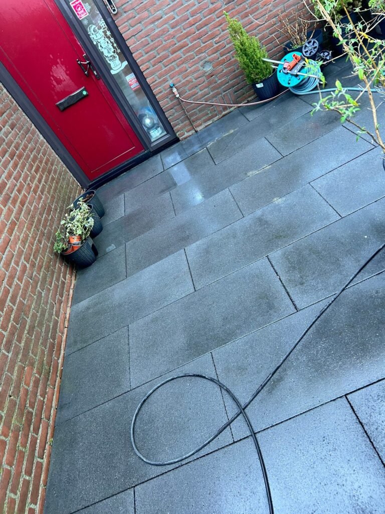 Bestrating reinigen door Hoveniersbedrijf Excellent Tuin Onderhoud