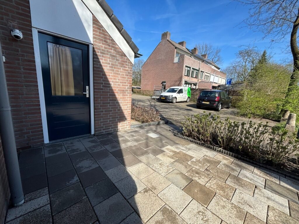 Bestrating reinigen door Hoveniersbedrijf Excellent Tuin Onderhoud