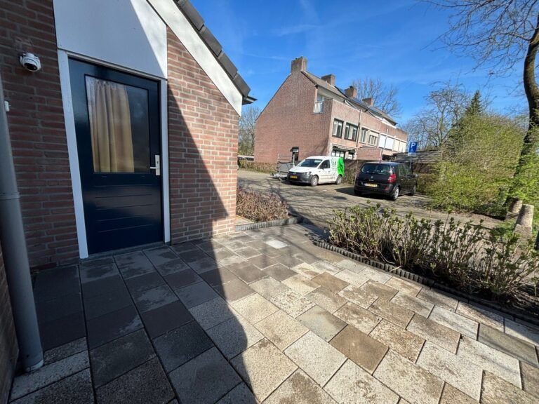 Bestrating reinigen door Hoveniersbedrijf Excellent Tuin Onderhoud