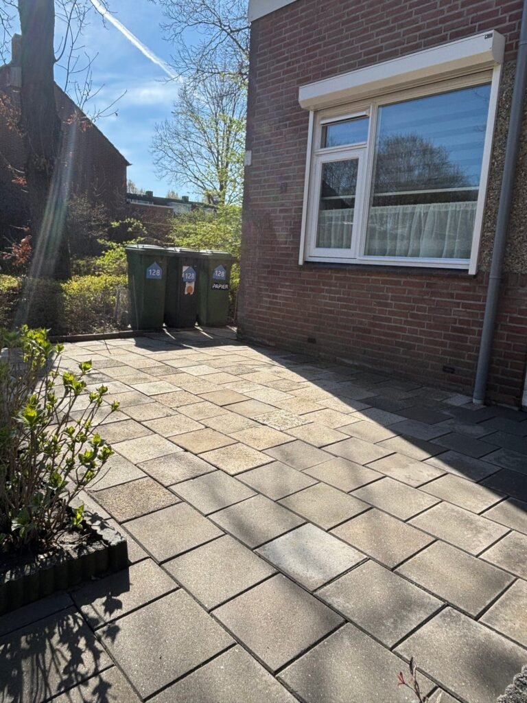 Bestrating reinigen door Hoveniersbedrijf Excellent Tuin Onderhoud