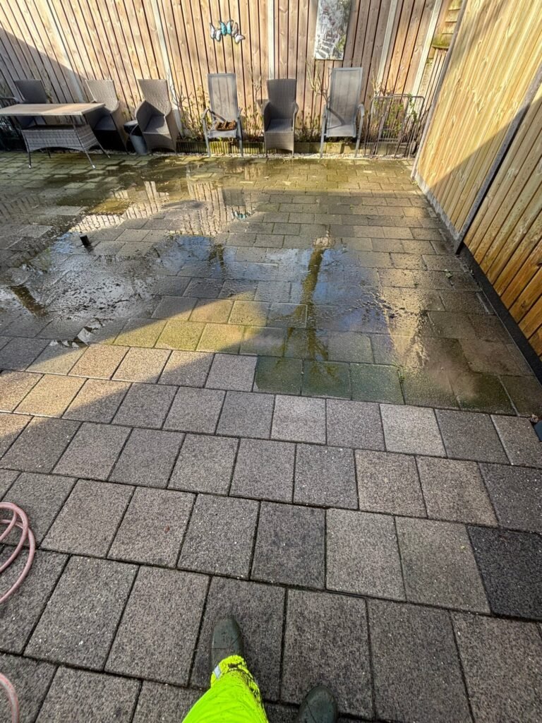 Bestrating reinigen door Hoveniersbedrijf Excellent Tuin Onderhoud