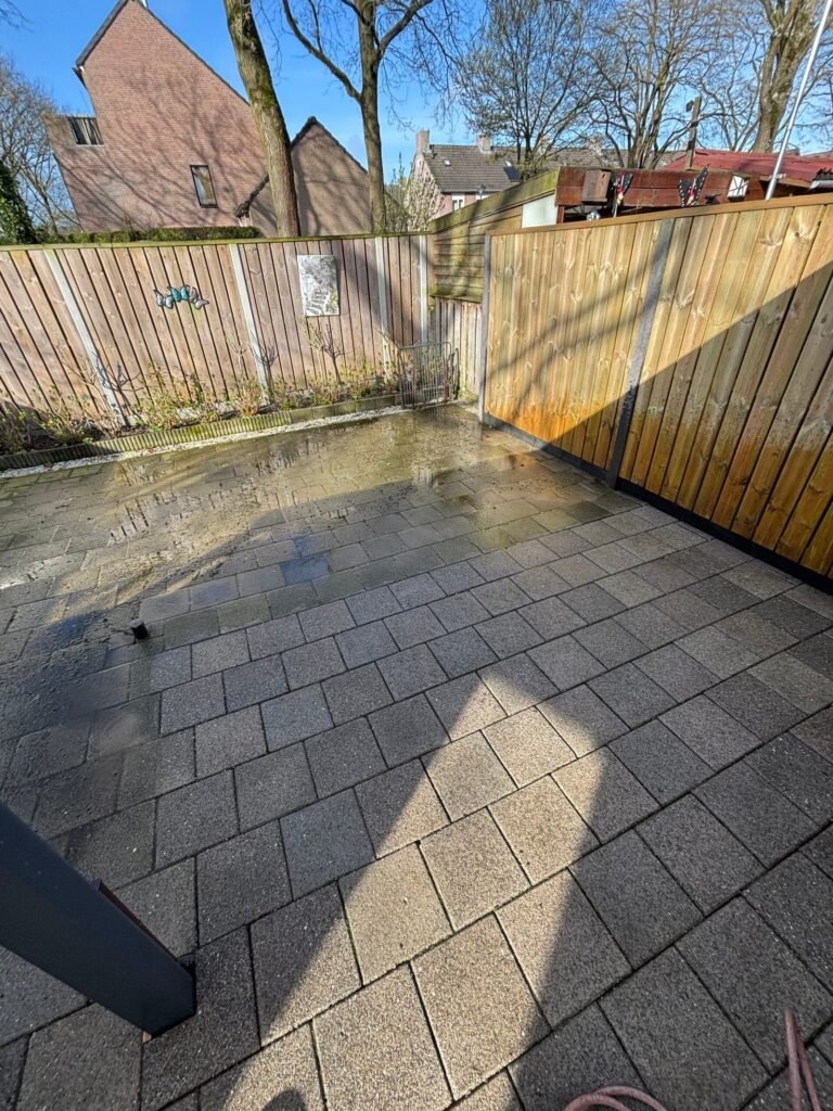 Bestrating reinigen door Hoveniersbedrijf Excellent Tuin Onderhoud