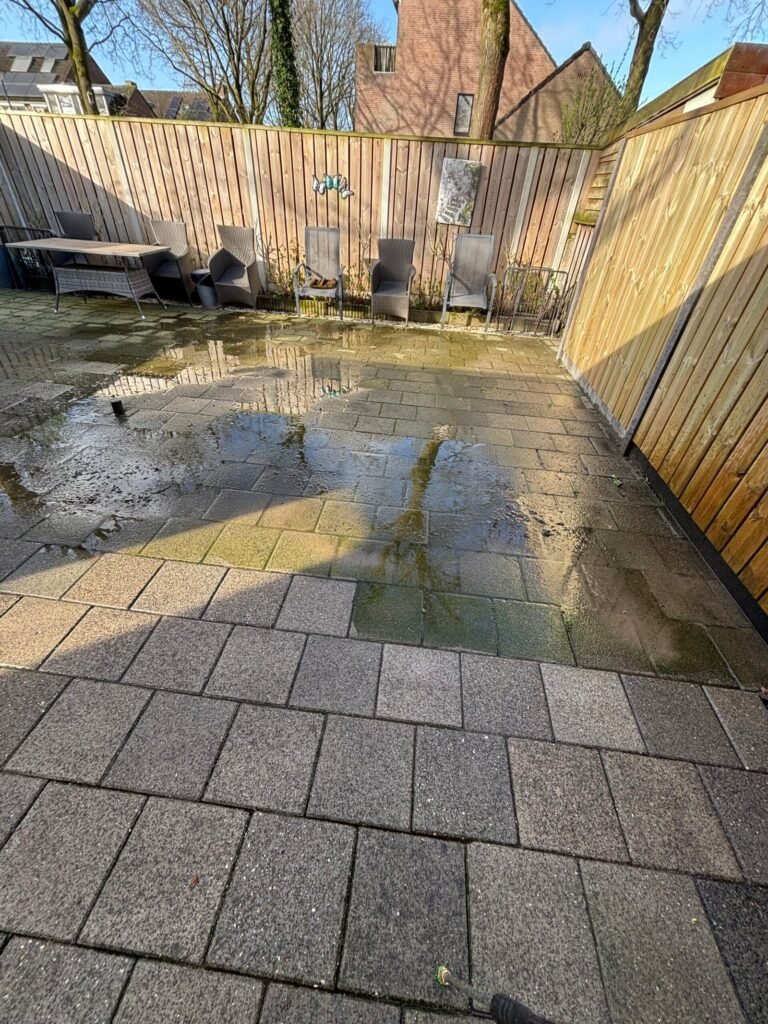 Bestrating reinigen door Hoveniersbedrijf Excellent Tuin Onderhoud