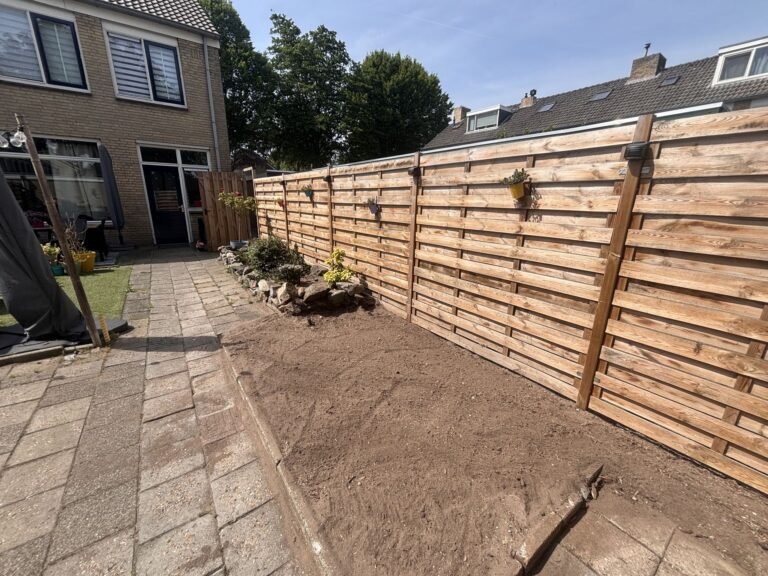 Achtertuin met nieuwe schutting, klaar voor de aanleg door Excellent Tuin Onderhoud