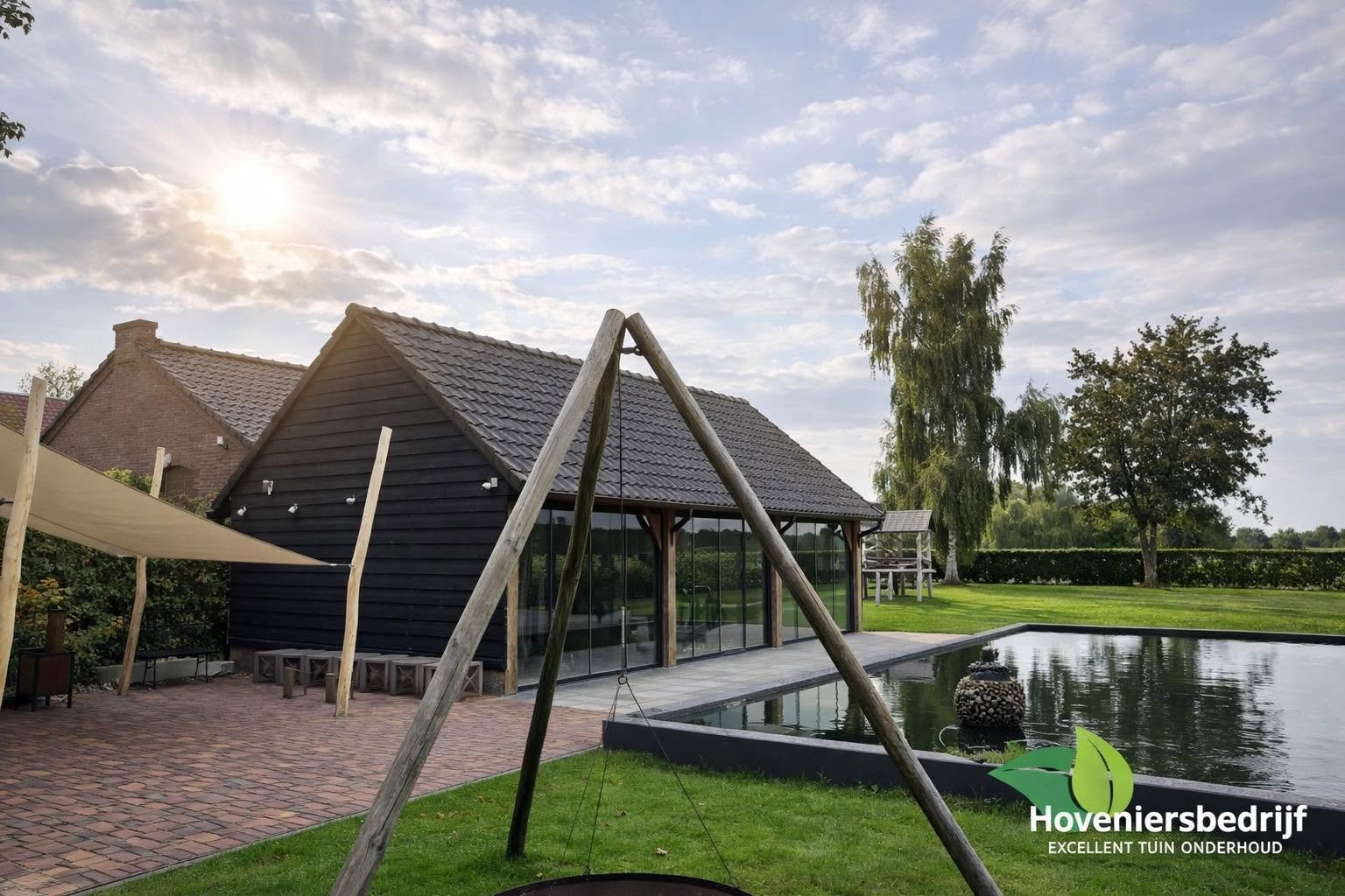 Tuin met gazon en speelplek