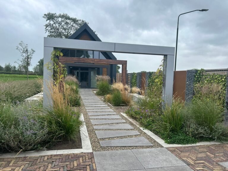 Tuinpad met moderne beplanting
