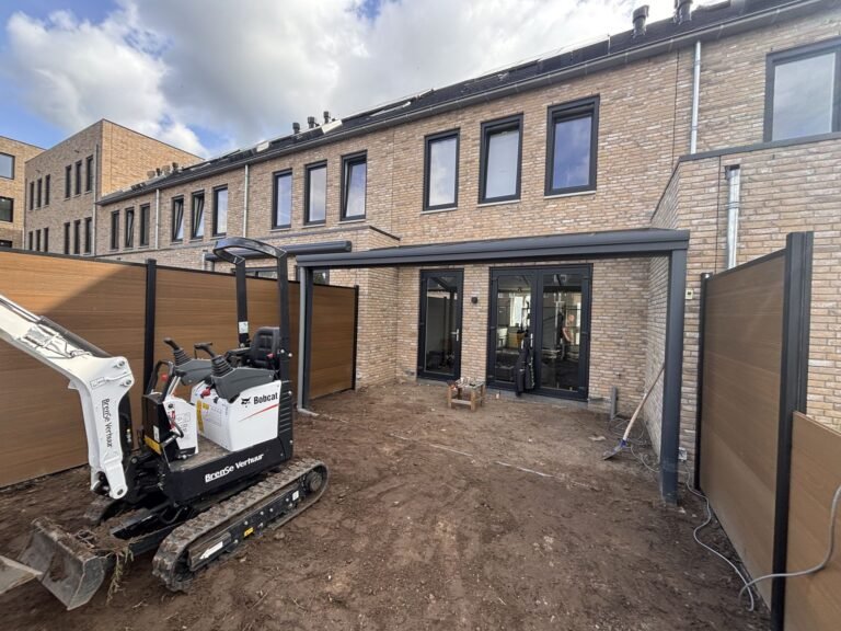 Graafwerk met een minigraver in een achtertuin door Excellent Tuin Onderhoud