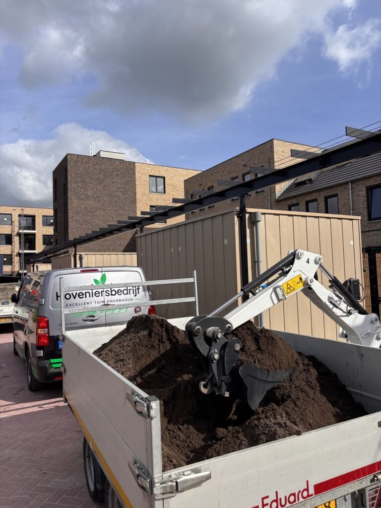 Grond afvoeren met minigraver en aanhanger door Excellent Tuin Onderhoud