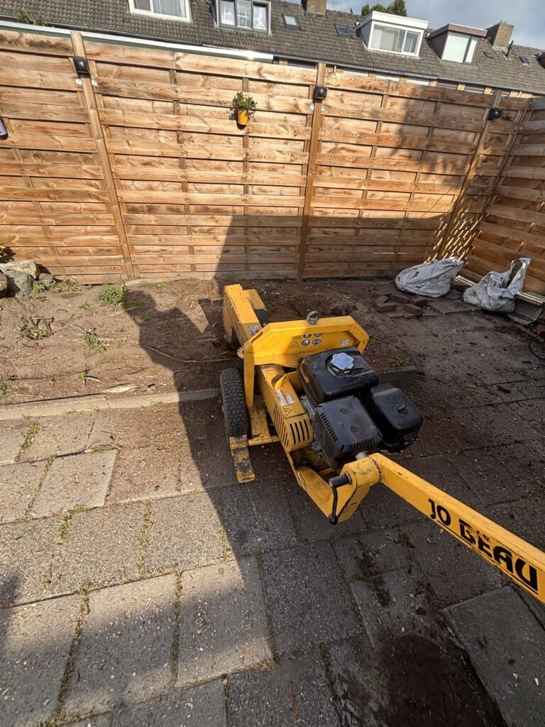 Grondbewerking in de achtertuin met een tuinfrees door Excellent Tuin Onderhoud