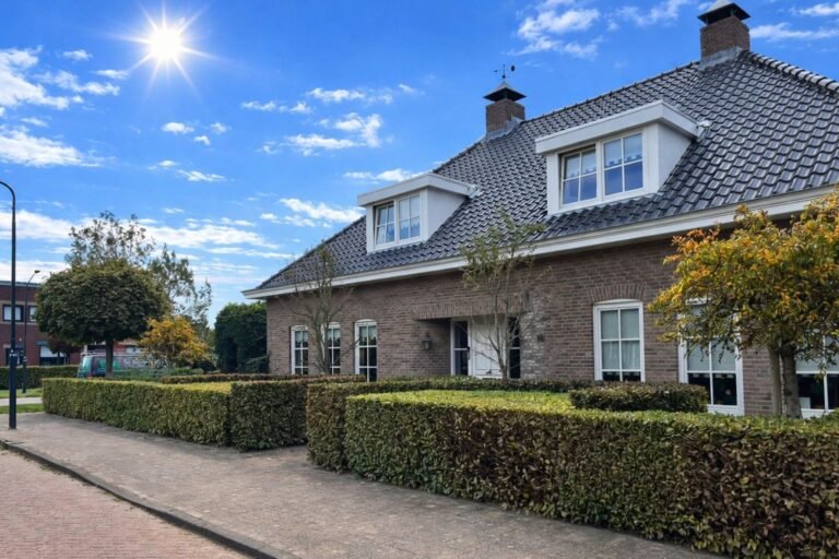 Strak geknipte hagen rondom een vrijstaande woning door Excellent Tuin Onderhoud
