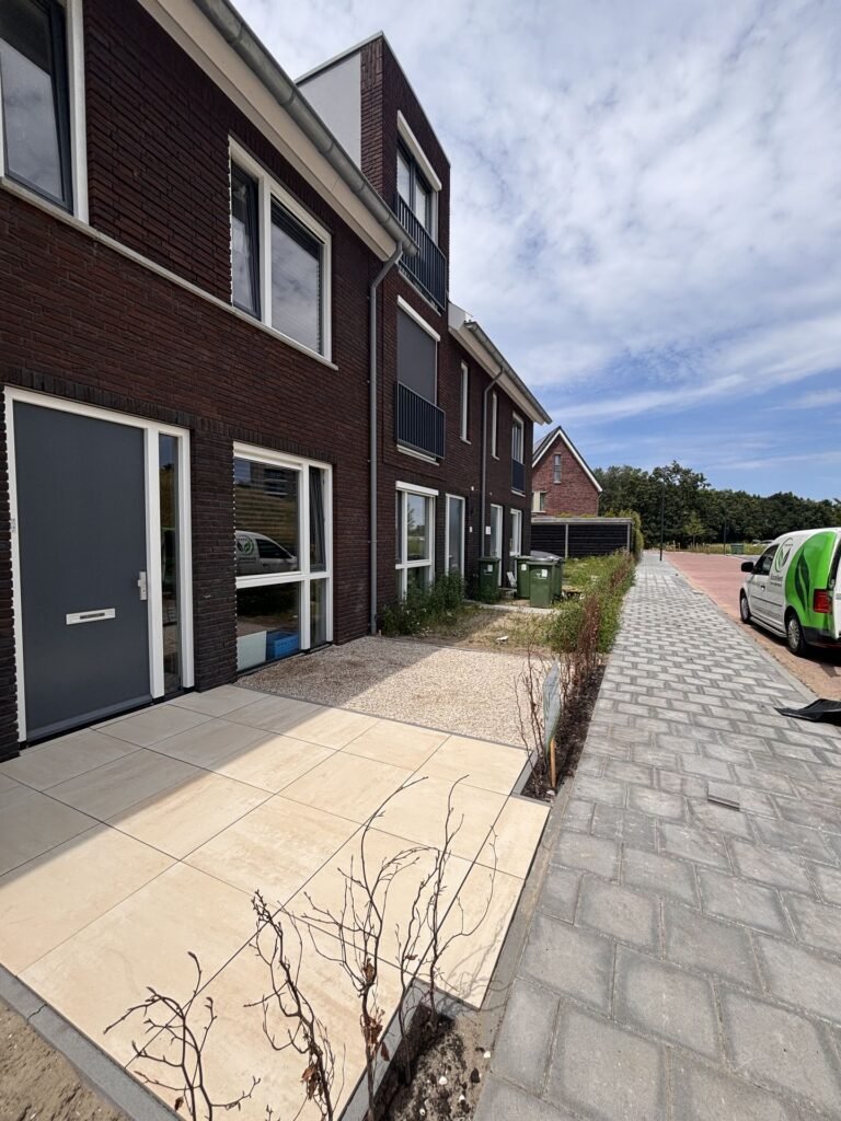 Voortuin van een nieuwbouwwoning met nieuwe bestrating door Excellent Tuin Onderhoud