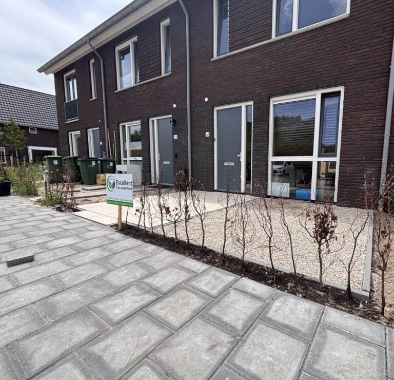 Nieuwbouw voortuinen met nieuwe bestrating en jonge haagplanten door Excellent Tuin Onderhoud