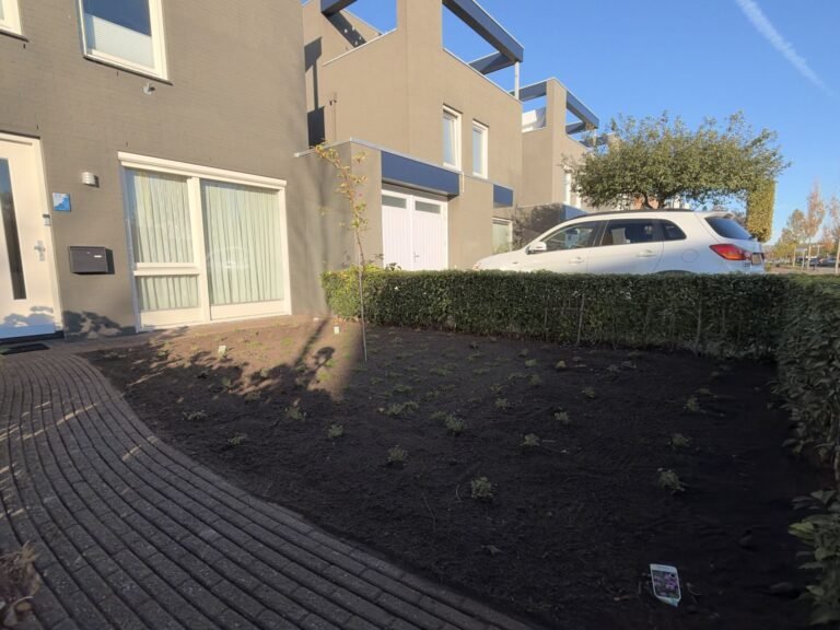 Nieuw beplante voortuin met borders en klinkerpad door Excellent Tuin Onderhoud